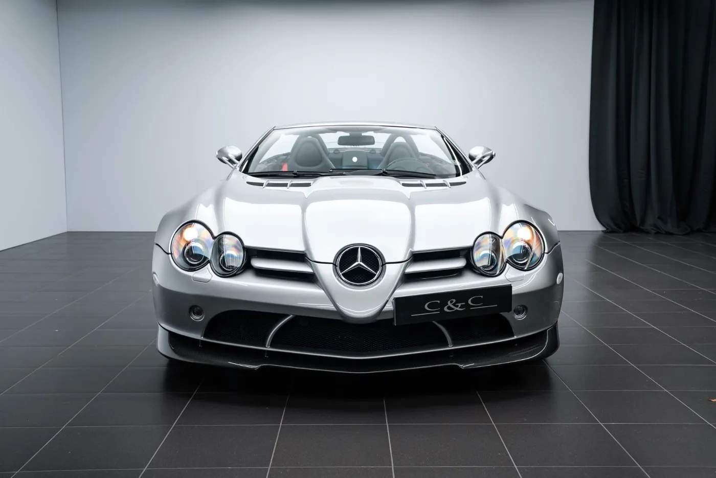 2009 Mercedes-Benz SLR McLaren 722 S Roadster offered by a specialist dealer in Putzbrunn, Germany, photo 2 of 15