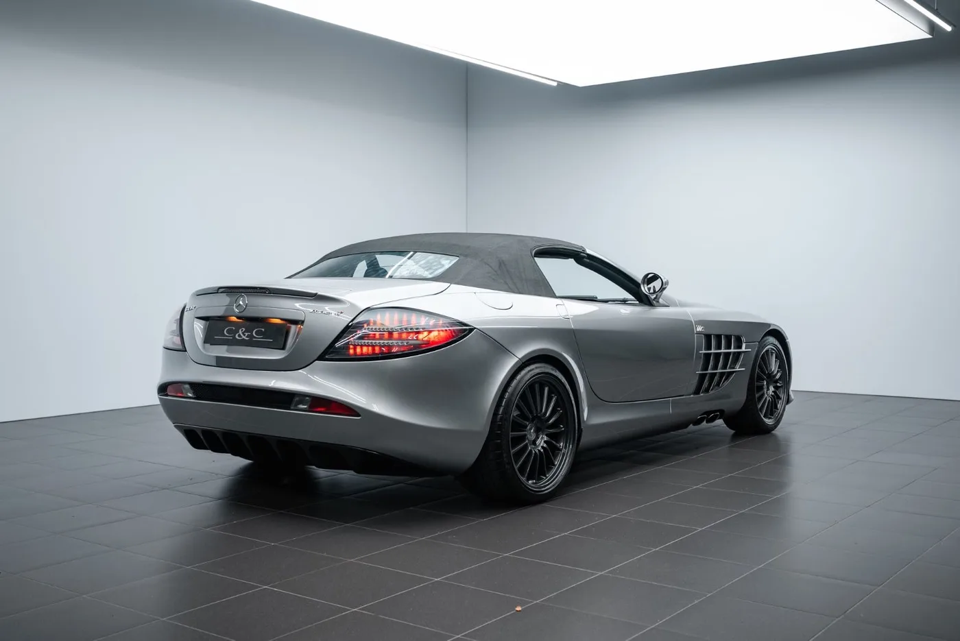 2009 Mercedes-Benz SLR McLaren 722 S Roadster offered by a specialist dealer in Putzbrunn, Germany, photo 3 of 15