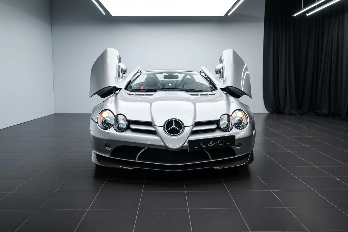 2009 Mercedes-Benz SLR McLaren 722 S Roadster offered by a specialist dealer in Putzbrunn, Germany, photo 13 of 15