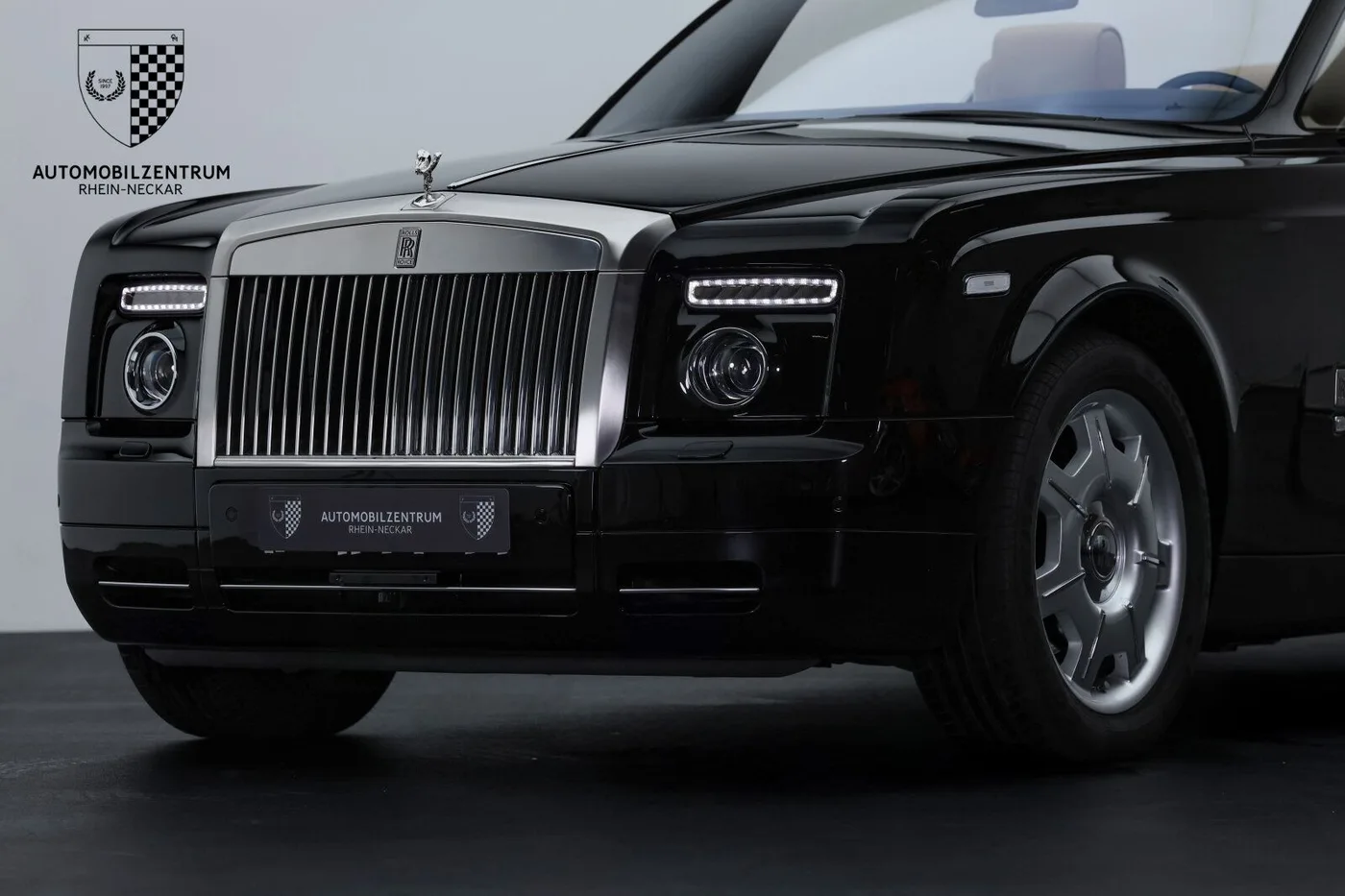 2009 Rolls-Royce Phantom Drophead Coupé offered by a supercar dealer in Viernheim, Germany, photo 10 of 25