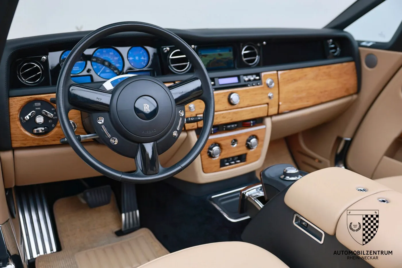 2009 Rolls-Royce Phantom Drophead Coupé offered by a supercar dealer in Viernheim, Germany, photo 11 of 25
