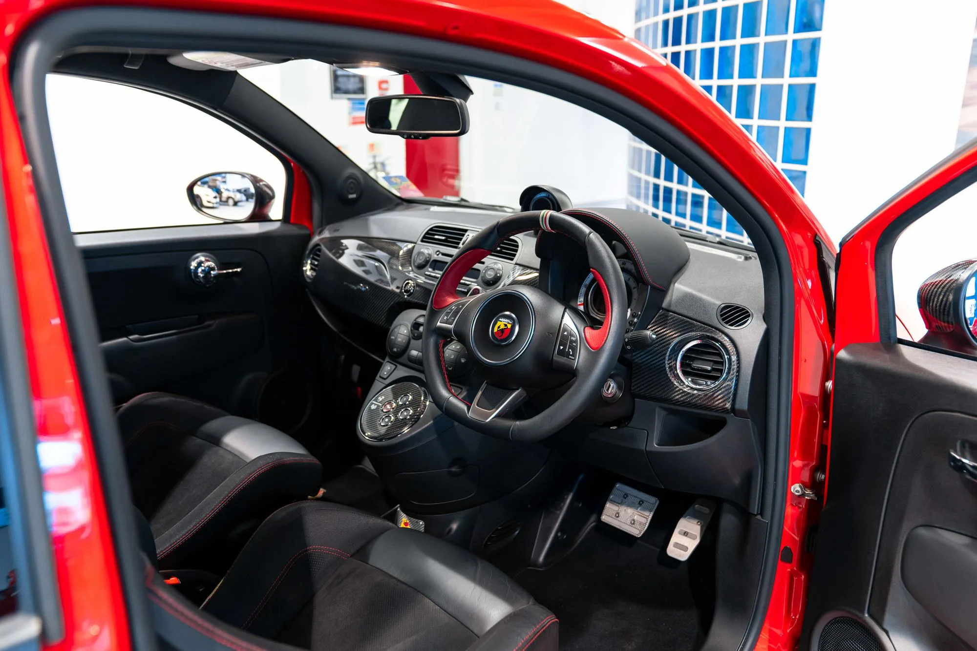 2010 Abarth 695 Tributo Ferrari, 15/19