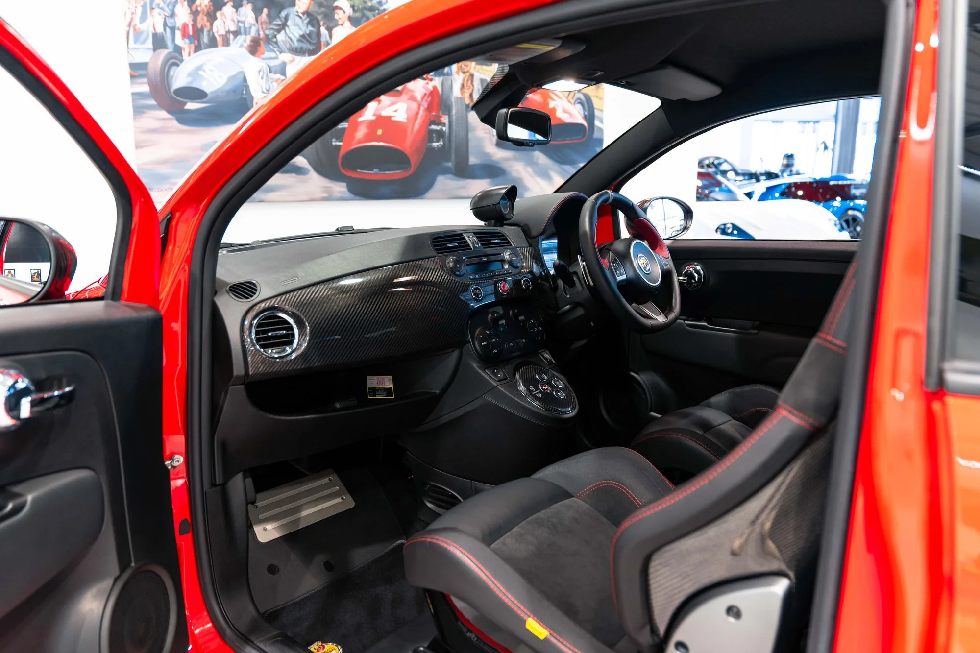 2010 Abarth 695 Tributo Ferrari, 16/19