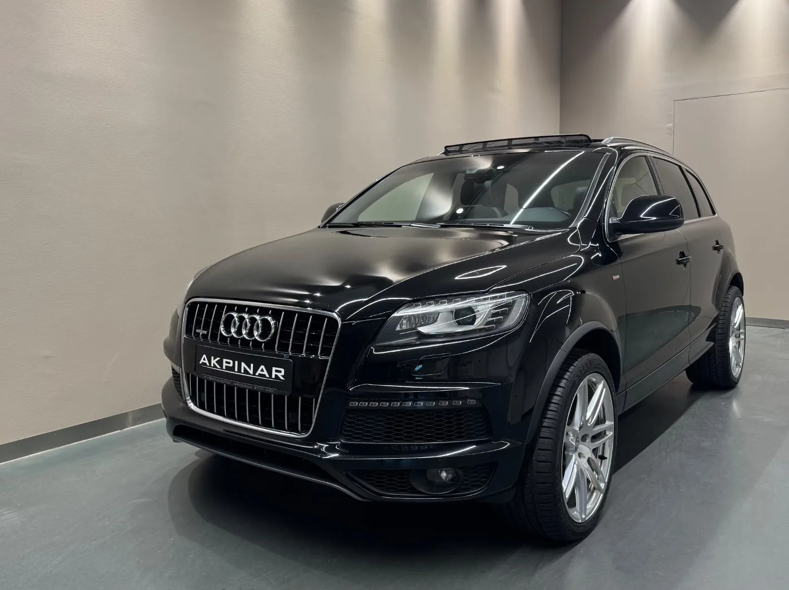 2010 Audi Q7 4.2 TDI quattro proposée par un concessionnaire spécialisé à Holzgerlingen, Allemagne, photo principale