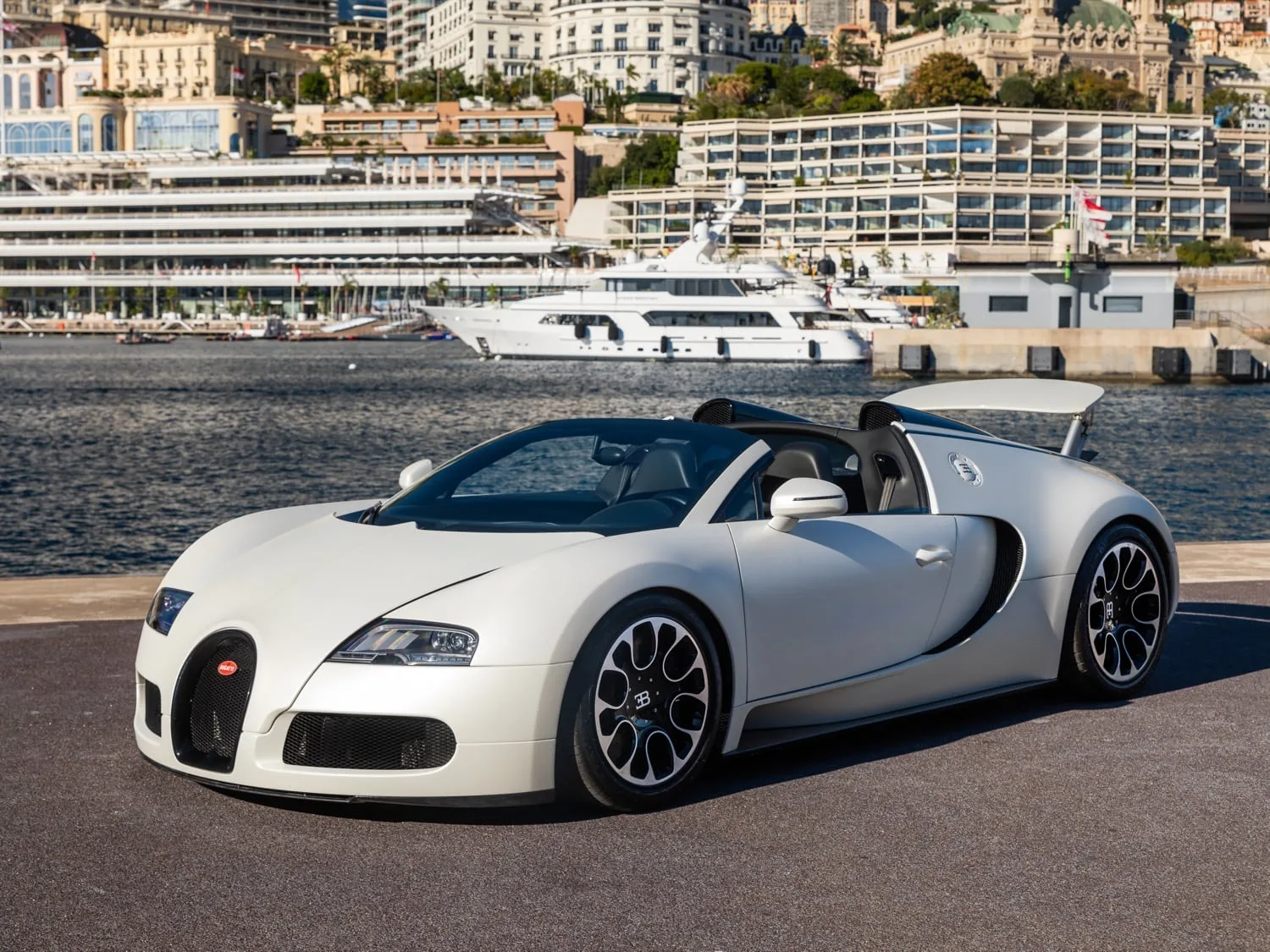 2010 Bugatti Veyron Grand Sport proposée par un concessionnaire spécialisé à Monaco, Monaco, photo principale