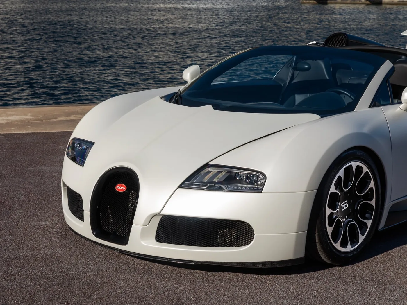 2010 Bugatti Veyron Grand Sport offered by a specialist dealer in Monaco, Monaco, photo 14 of 15