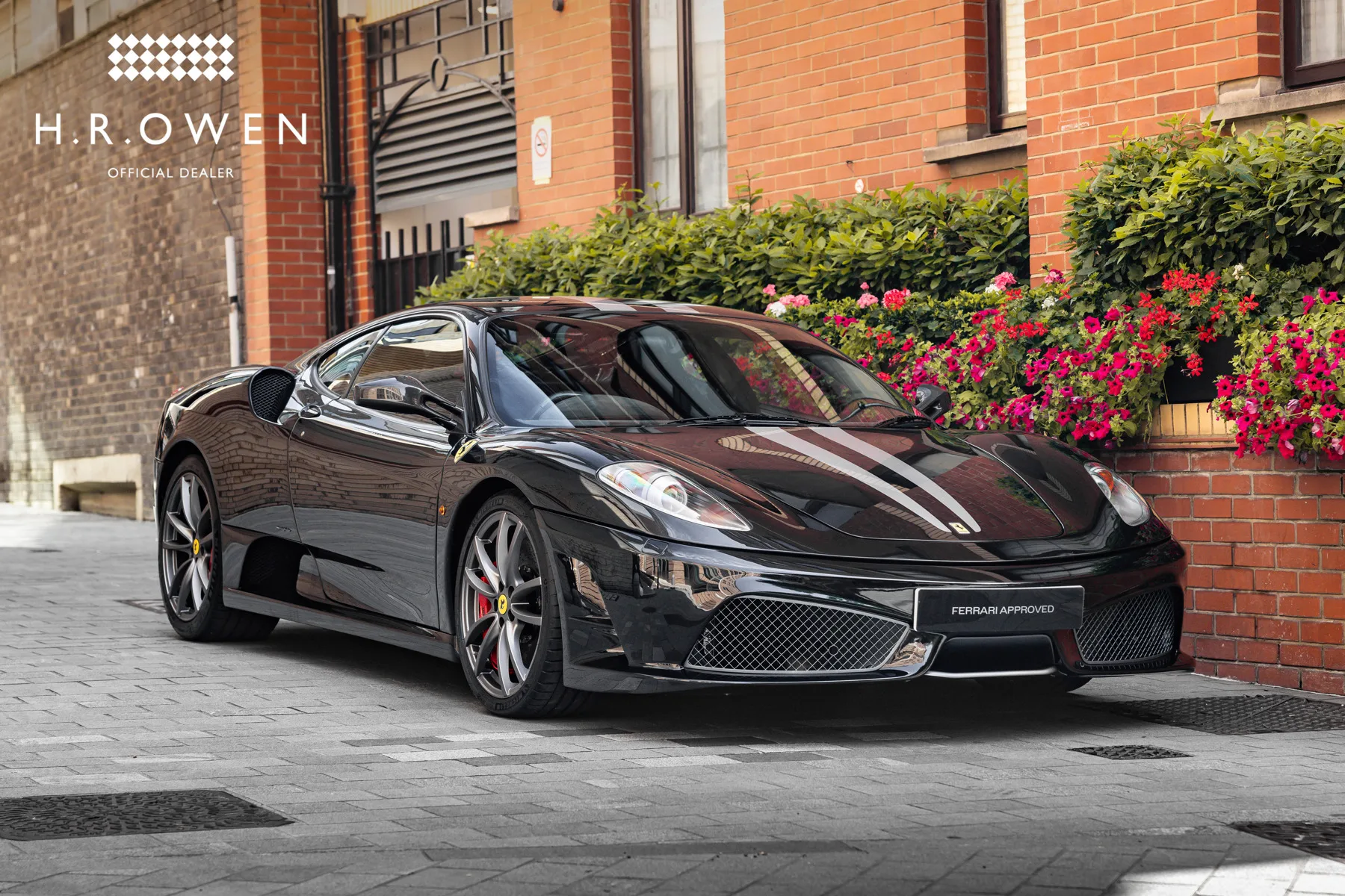 2010 Ferrari 430 Scuderia proposée par un groupe de concessions agréées à Mayfair, Royaume-Uni, photo principale