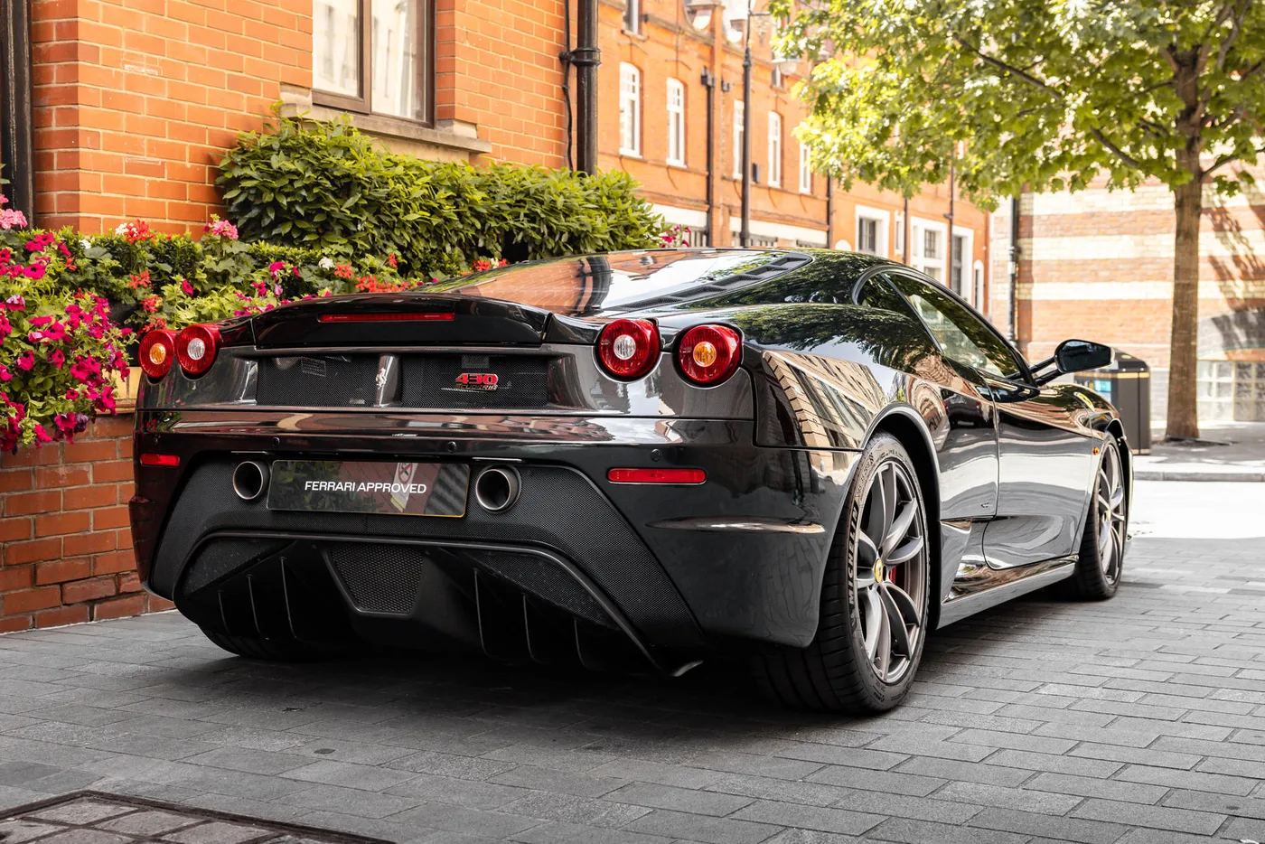 2010 Ferrari 430 Scuderia proposée par un groupe de concessions agréées à Mayfair, Royaume-Uni, photo 2 sur 25