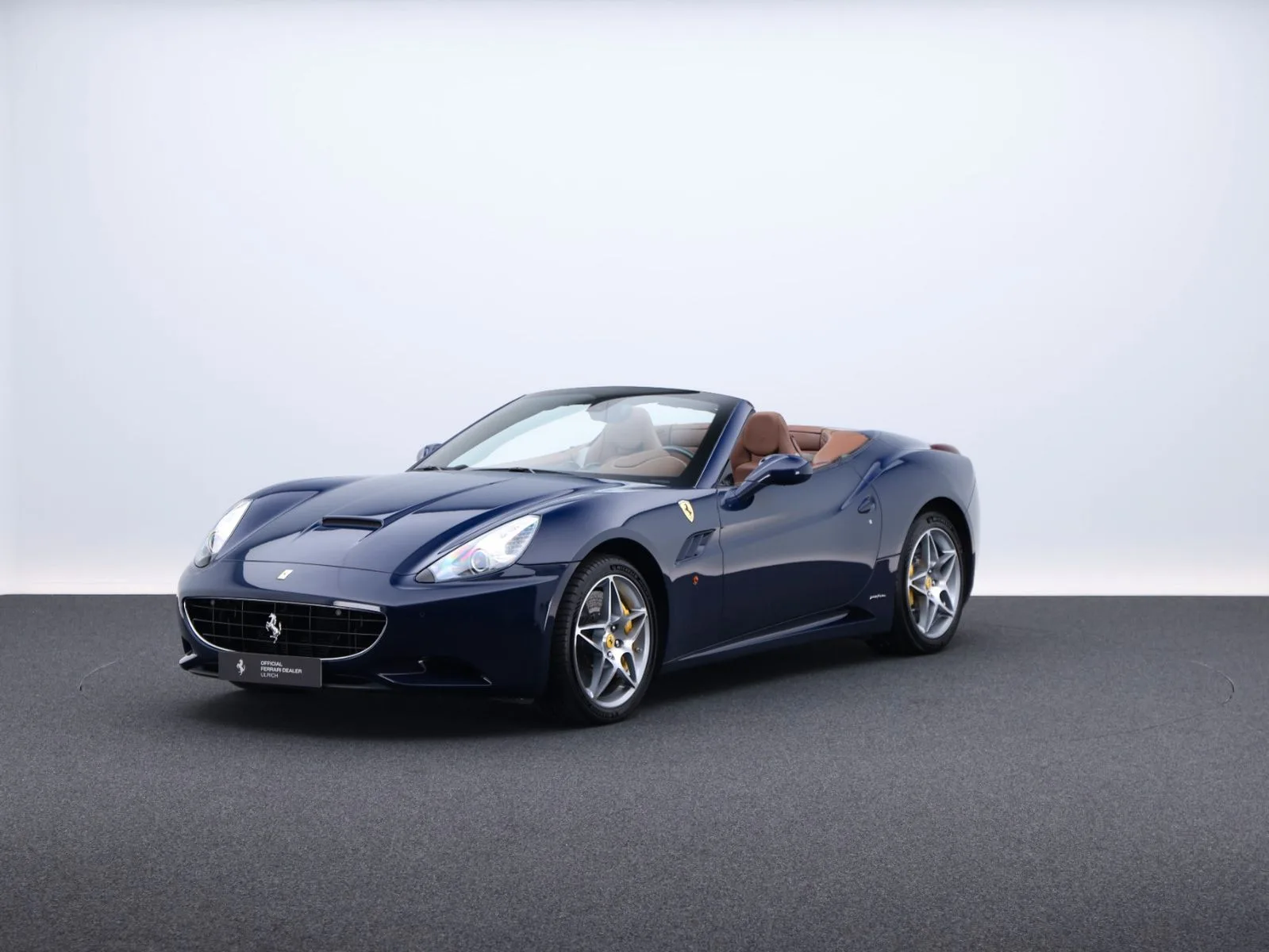 2010 Ferrari California angeboten von einem Supersportwagenhändler in Frankfurt am Main, Deutschland, Hauptfoto