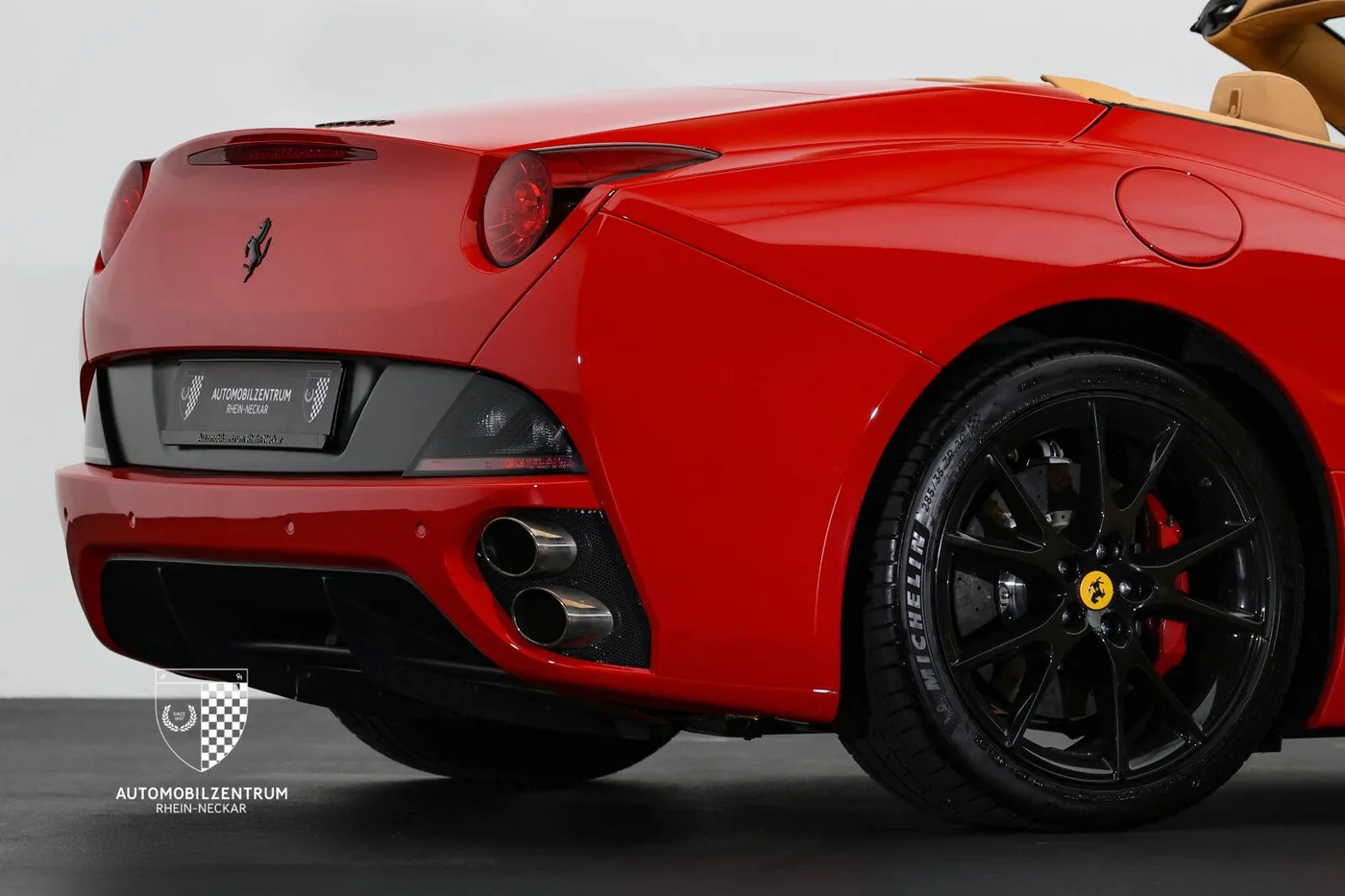 2010 Ferrari California offered by a supercar dealer in Viernheim, Germany, photo 13 of 25