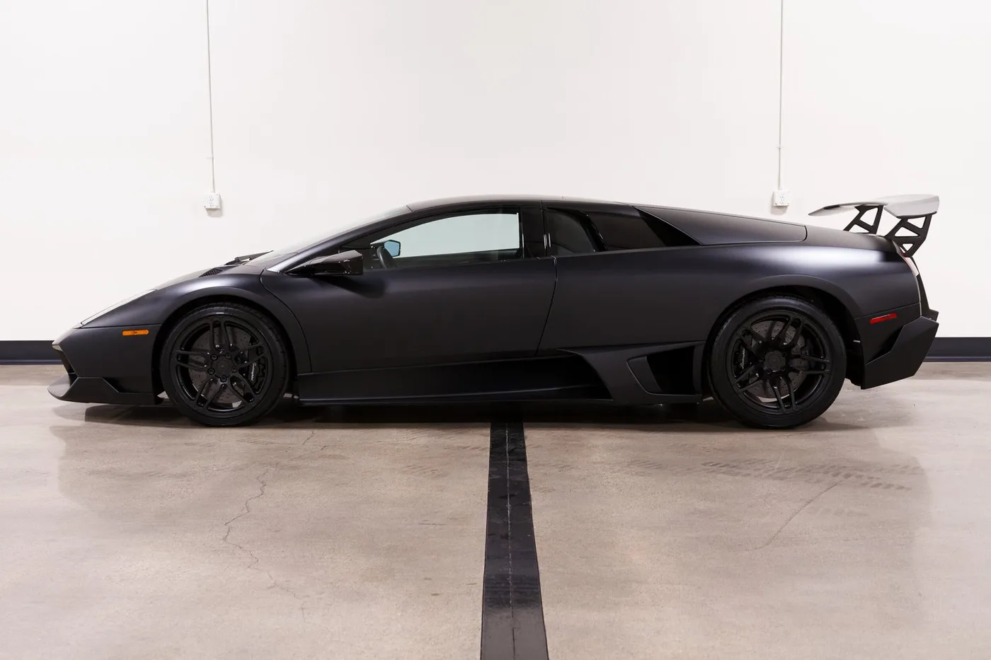 2010 Lamborghini Murciélago LP 670-4 SuperVeloce sold by a specialist dealer in Costa Mesa, United States, photo 6 of 15