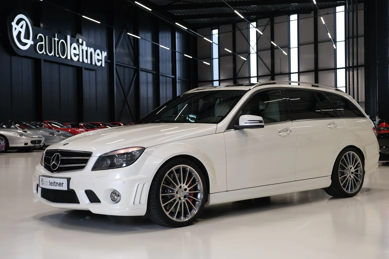 2010 Mercedes-AMG C 63 Estate Performance Package Plus S204 en un concesionario especializado de Alkmaar, Países Bajos, foto principal