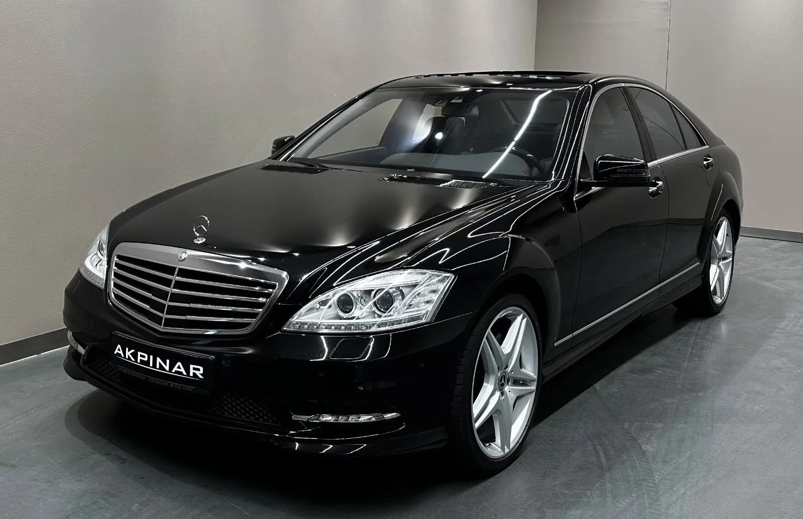 2010 Mercedes-Benz S 500 4MATIC, AMG Line proposée par un concessionnaire spécialisé à Holzgerlingen, Allemagne, photo principale