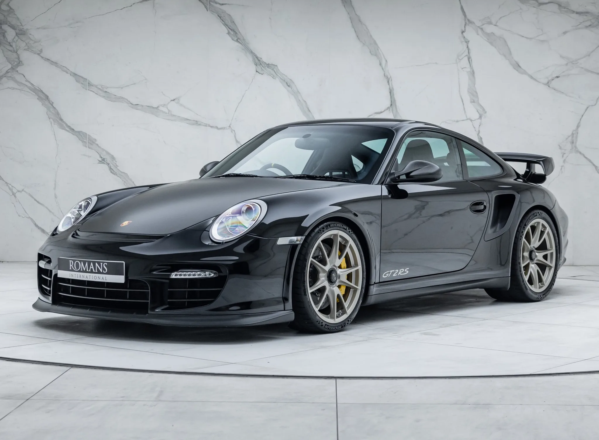 2010 Porsche 911 GT2 RS proposée par un concessionnaire spécialisé à Banstead, Royaume-Uni, photo principale