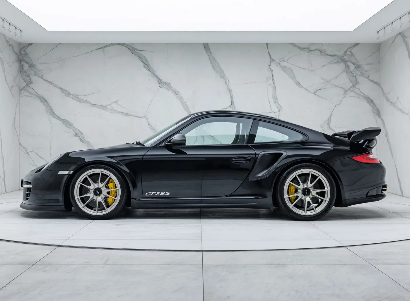 2010 Porsche 911 GT2 RS proposée par un concessionnaire spécialisé à Banstead, Royaume-Uni, photo 2 sur 15