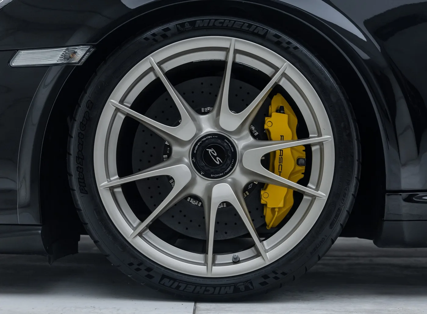 2010 Porsche 911 GT2 RS proposée par un concessionnaire spécialisé à Banstead, Royaume-Uni, photo 10 sur 15