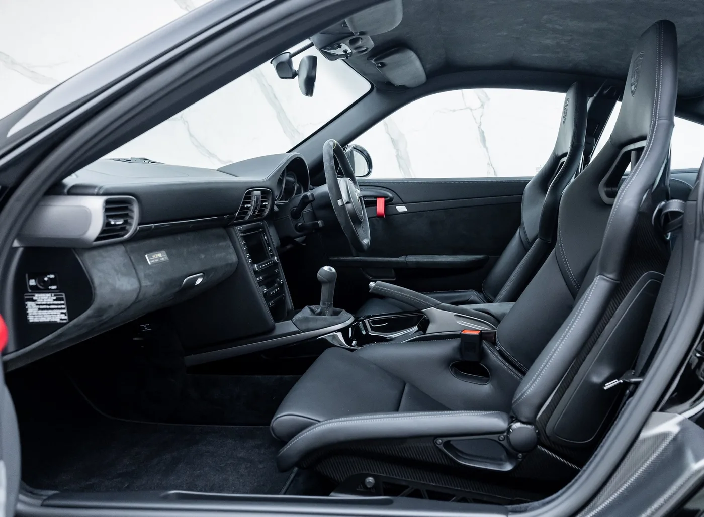 2010 Porsche 911 GT2 RS proposée par un concessionnaire spécialisé à Banstead, Royaume-Uni, photo 13 sur 15