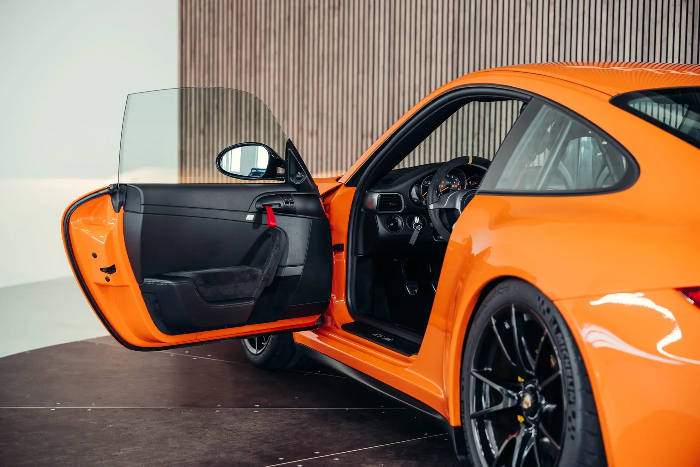 2010 Porsche 911 GT3 RS proposée par un spécialiste de la voiture de collection à Stuttgart, Allemagne, photo 18 sur 25