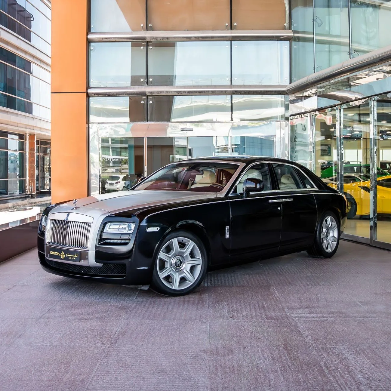2010 Rolls-Royce Ghost proposée par un concessionnaire spécialisé à Dubai, Émirats arabes unis, photo principale