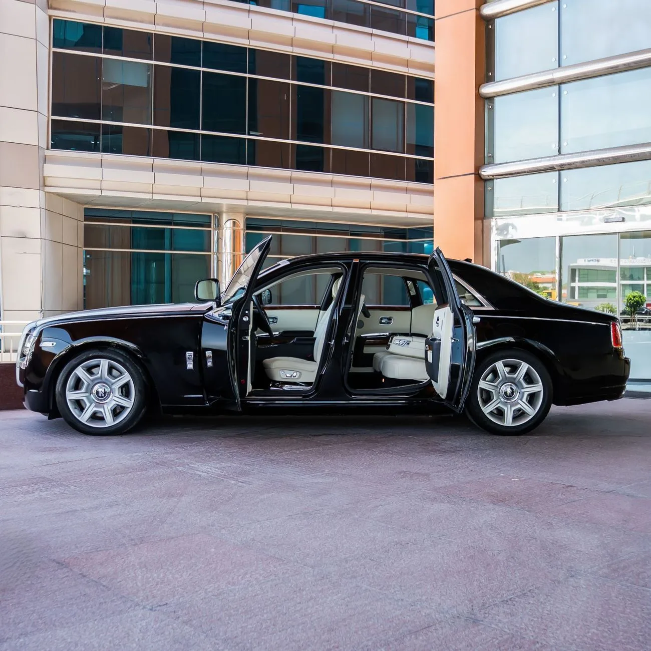 2010 Rolls-Royce Ghost angeboten von einem Fachhändler in Dubai, Vereinigte Arabische Emirate, Foto 6 von 21