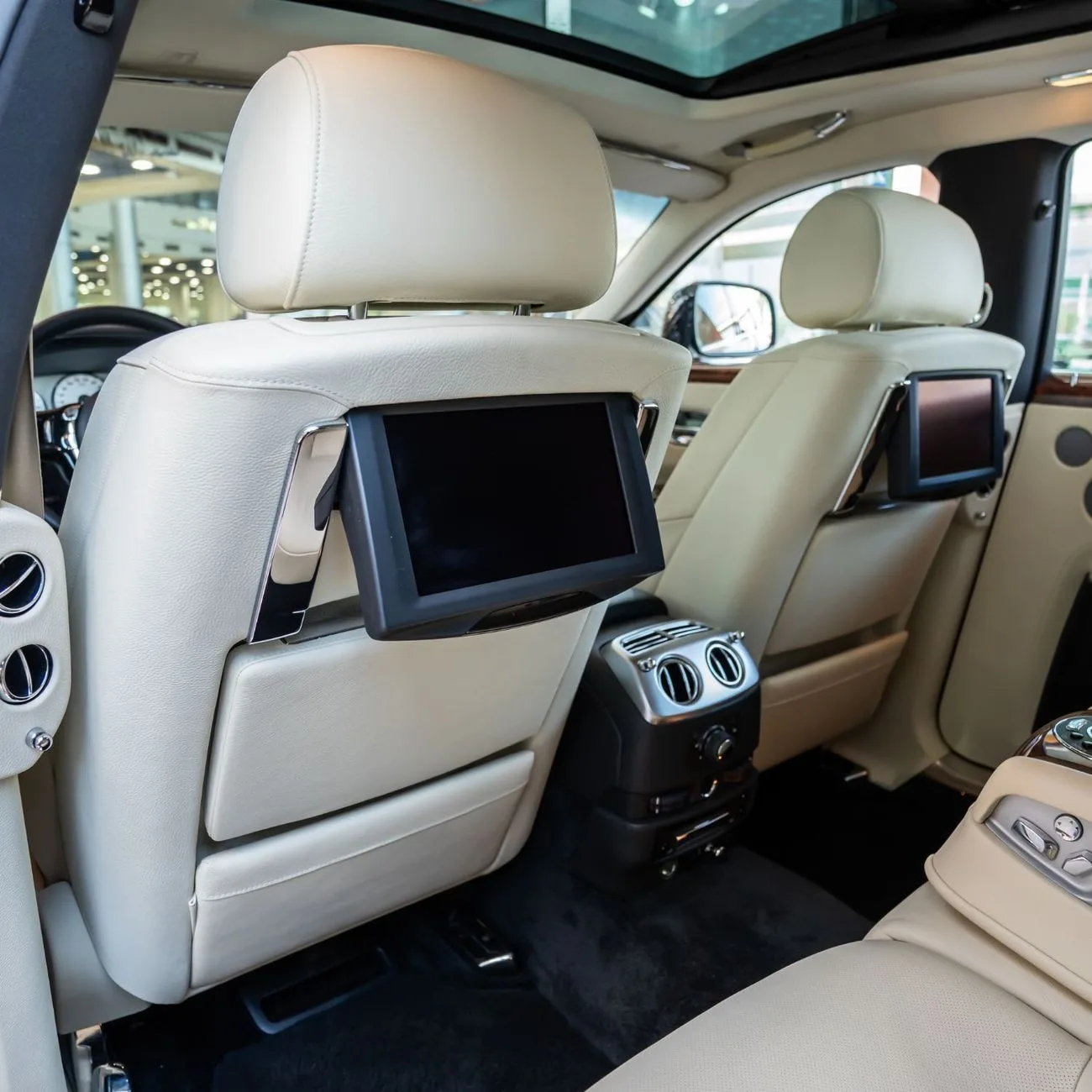 2010 Rolls-Royce Ghost angeboten von einem Fachhändler in Dubai, Vereinigte Arabische Emirate, Foto 12 von 21