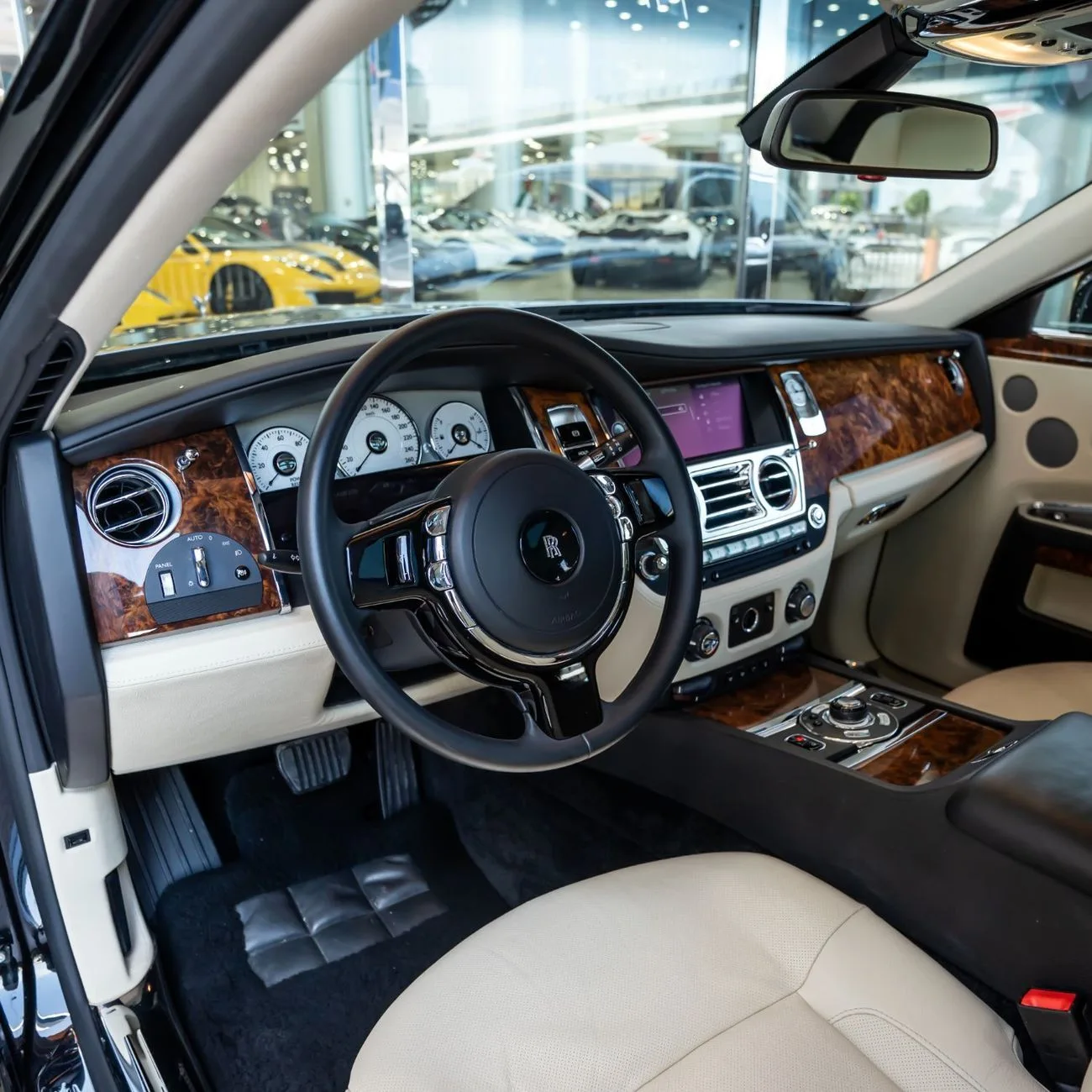2010 Rolls-Royce Ghost angeboten von einem Fachhändler in Dubai, Vereinigte Arabische Emirate, Foto 13 von 21