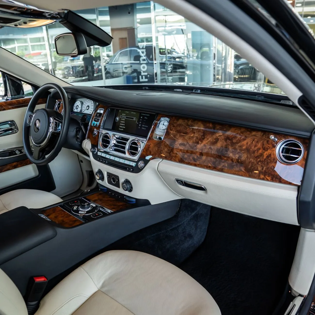 2010 Rolls-Royce Ghost angeboten von einem Fachhändler in Dubai, Vereinigte Arabische Emirate, Foto 16 von 21