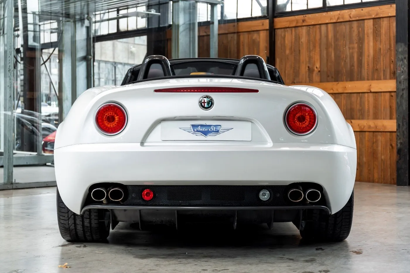 2011 Alfa Romeo 8C Spider proposée par un concessionnaire spécialisé à Neuss, Allemagne, photo 6 sur 10