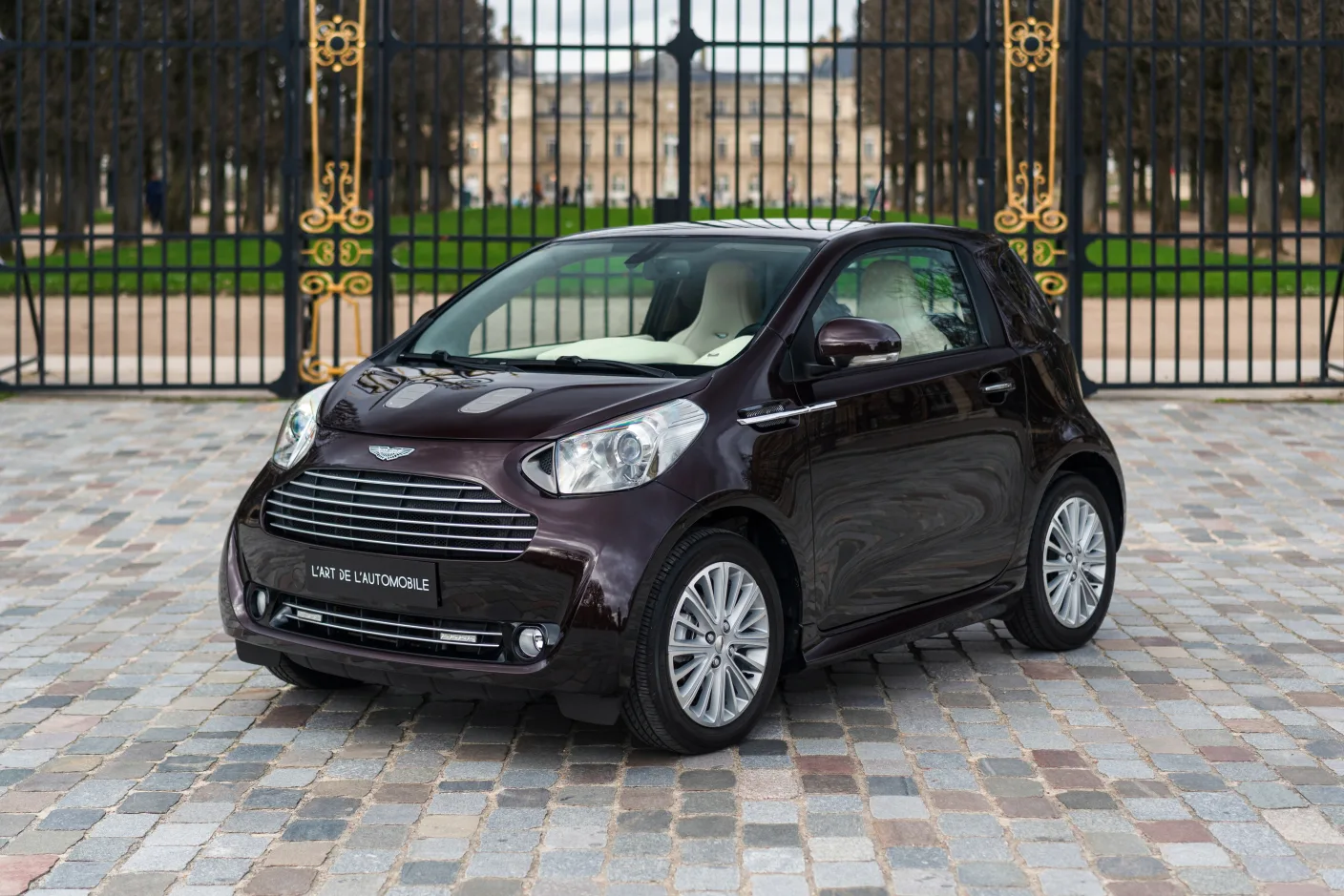 2011 Aston Martin Cygnet proposée par un concessionnaire spécialisé à Paris, France, photo principale