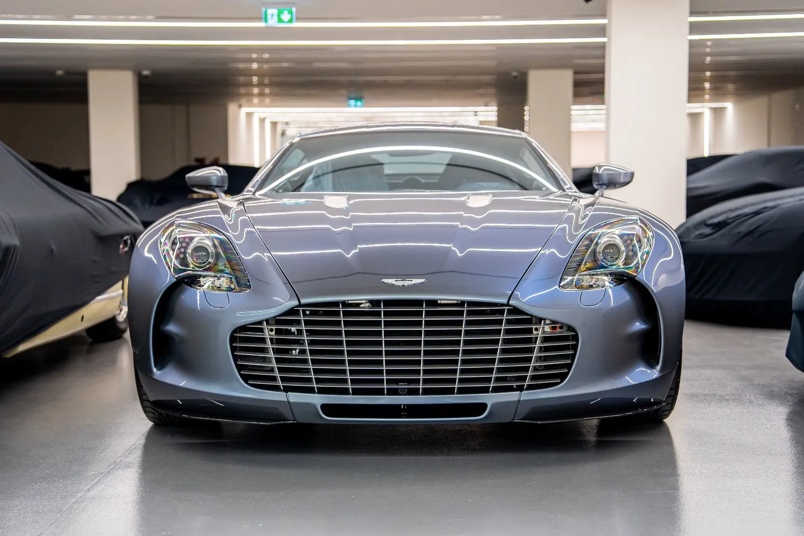 2011 Aston Martin One-77 proposée par un concessionnaire spécialisé à Dubaï, Émirats arabes unis, photo principale