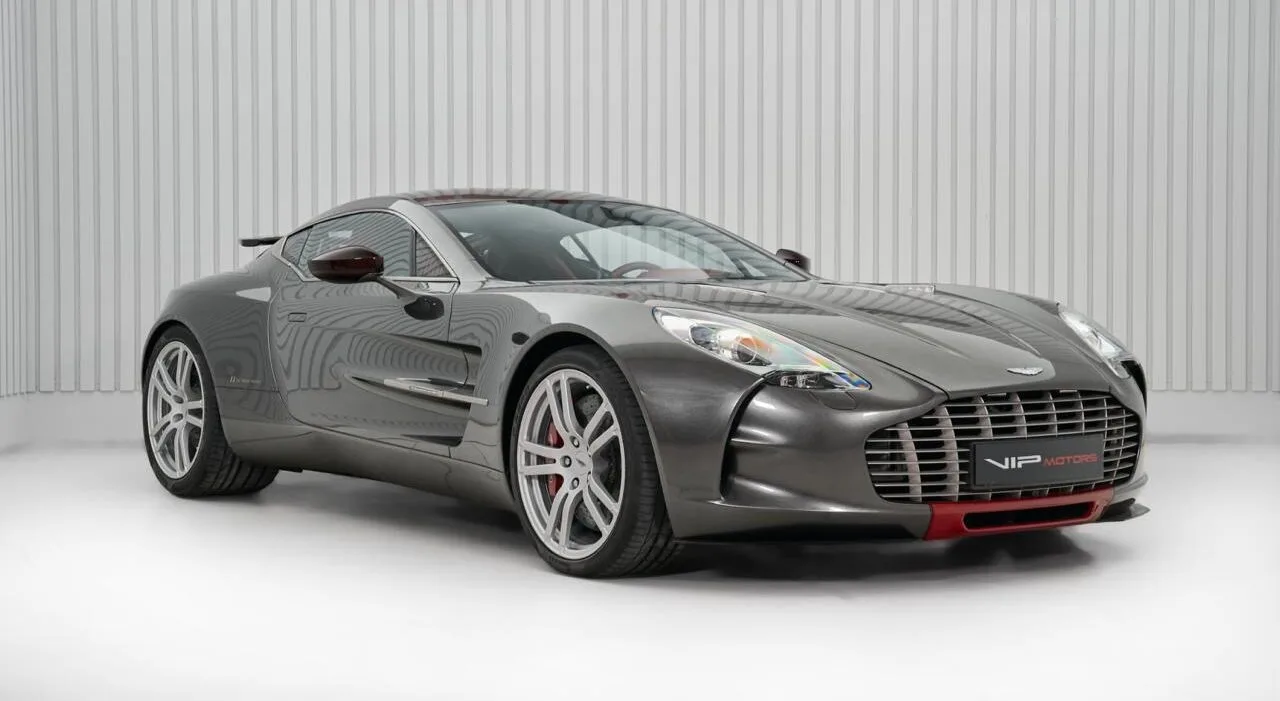 2011 Aston Martin One-77 Q Series proposée par un concessionnaire spécialisé à Dubaï, Émirats arabes unis, photo principale