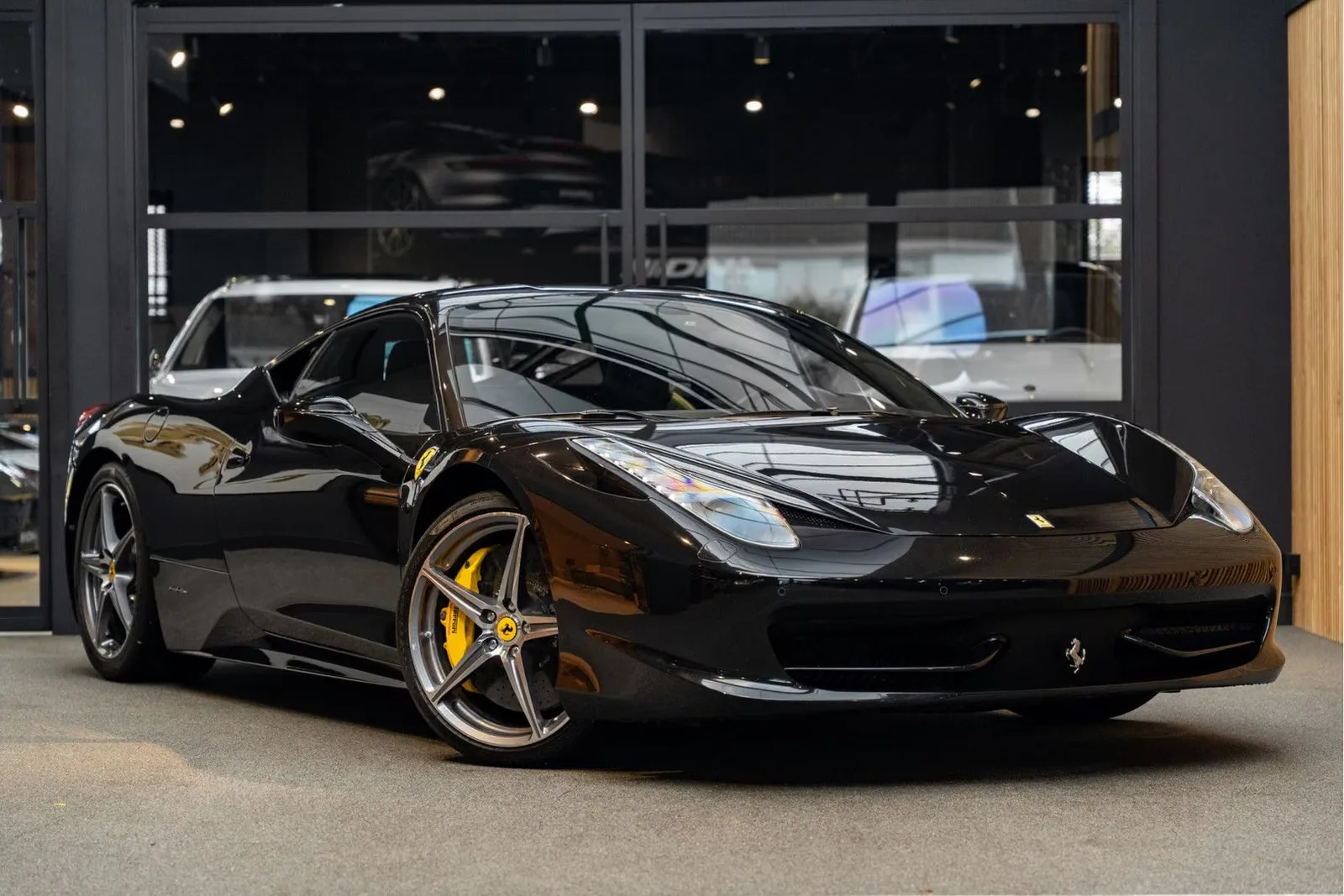 2011 Ferrari 458 Italia en un concesionario especializado de Naarden, Países Bajos, foto principal