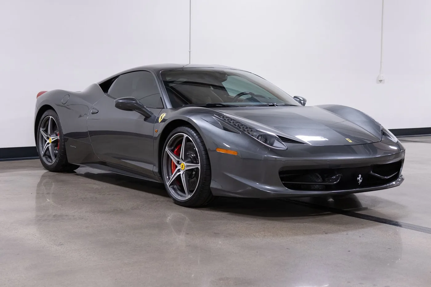 2011 Ferrari 458 Italia vendue par un concessionnaire spécialisé à Costa Mesa, États-Unis, photo 2 sur 15