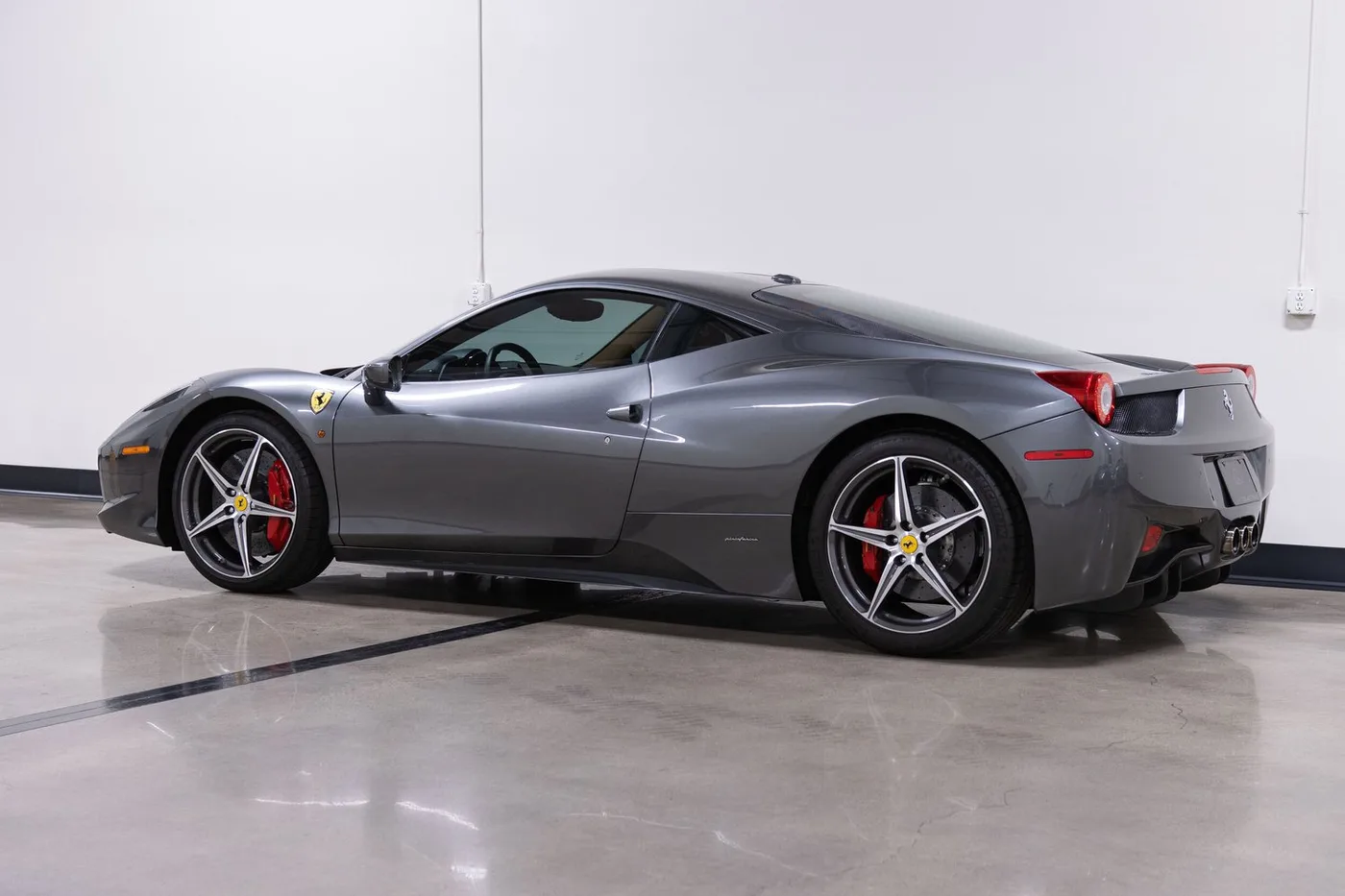 2011 Ferrari 458 Italia vendue par un concessionnaire spécialisé à Costa Mesa, États-Unis, photo 5 sur 15