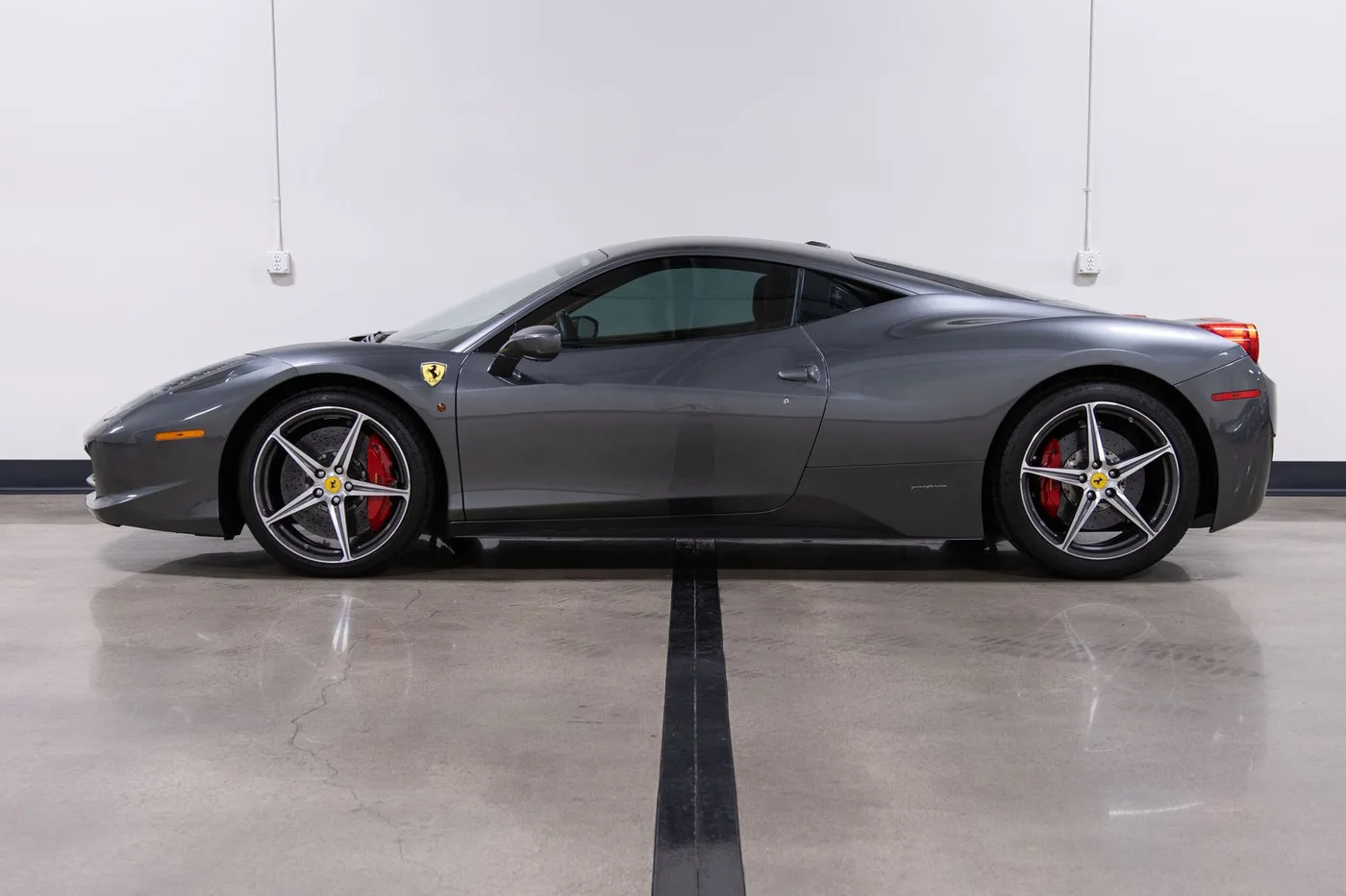 2011 Ferrari 458 Italia vendue par un concessionnaire spécialisé à Costa Mesa, États-Unis, photo 6 sur 15