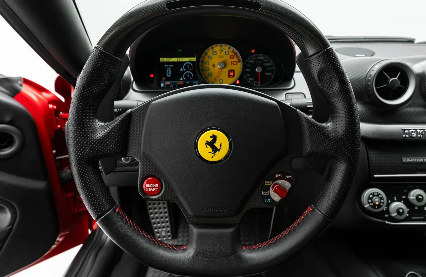 2011 Ferrari 599 GTO verkauft von einem Fachhändler in Dubai, Vereinigte Arabische Emirate, Foto 7 von 10