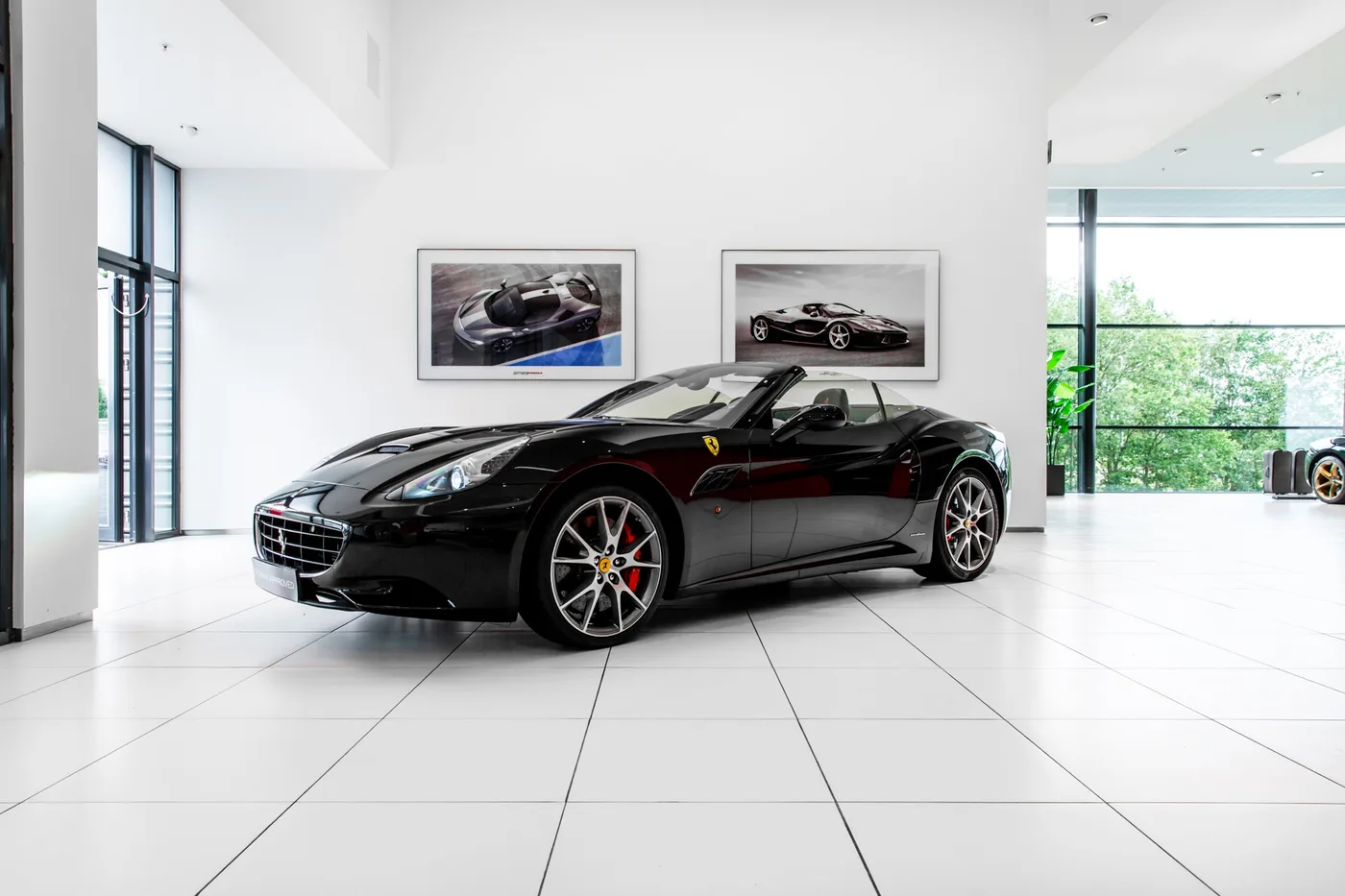 2011 Ferrari California offered by a specialist dealer in Hengelo, Netherlands, photo 2 of 15
