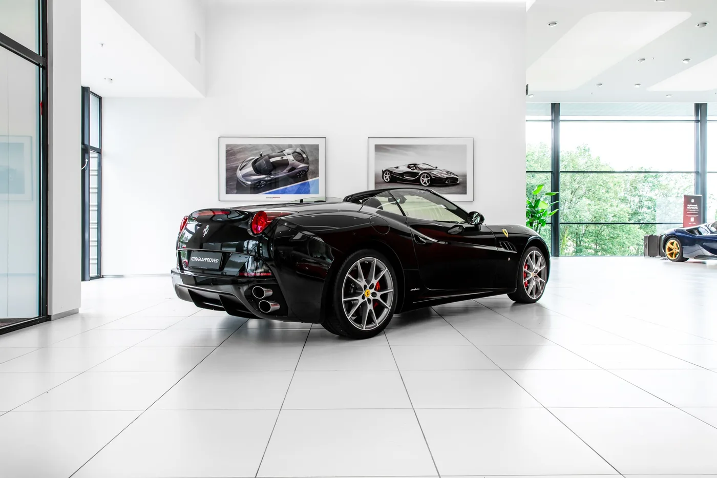 2011 Ferrari California offered by a specialist dealer in Hengelo, Netherlands, photo 3 of 15