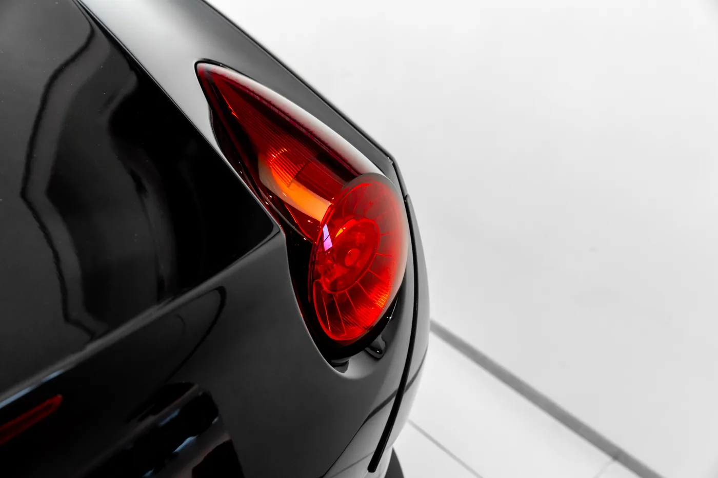 2011 Ferrari California offered by a specialist dealer in Hengelo, Netherlands, photo 10 of 15