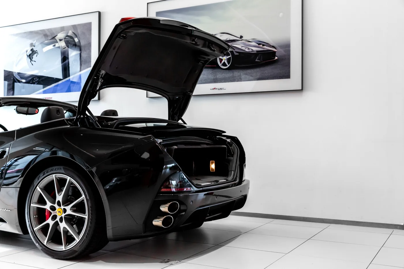 2011 Ferrari California offered by a specialist dealer in Hengelo, Netherlands, photo 11 of 15