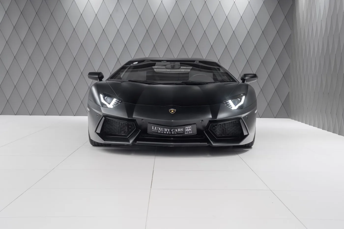 2011 Lamborghini Aventador LP 700-4 offered by a supercar dealer in Schenefeld, Germany, photo 2 of 25