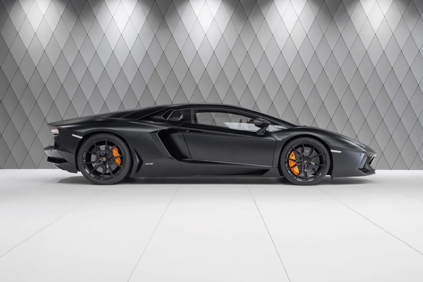 2011 Lamborghini Aventador LP 700-4 offered by a supercar dealer in Schenefeld, Germany, photo 3 of 25