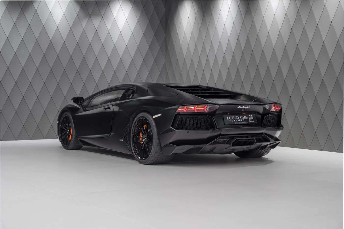 2011 Lamborghini Aventador LP 700-4 offered by a supercar dealer in Schenefeld, Germany, photo 5 of 25
