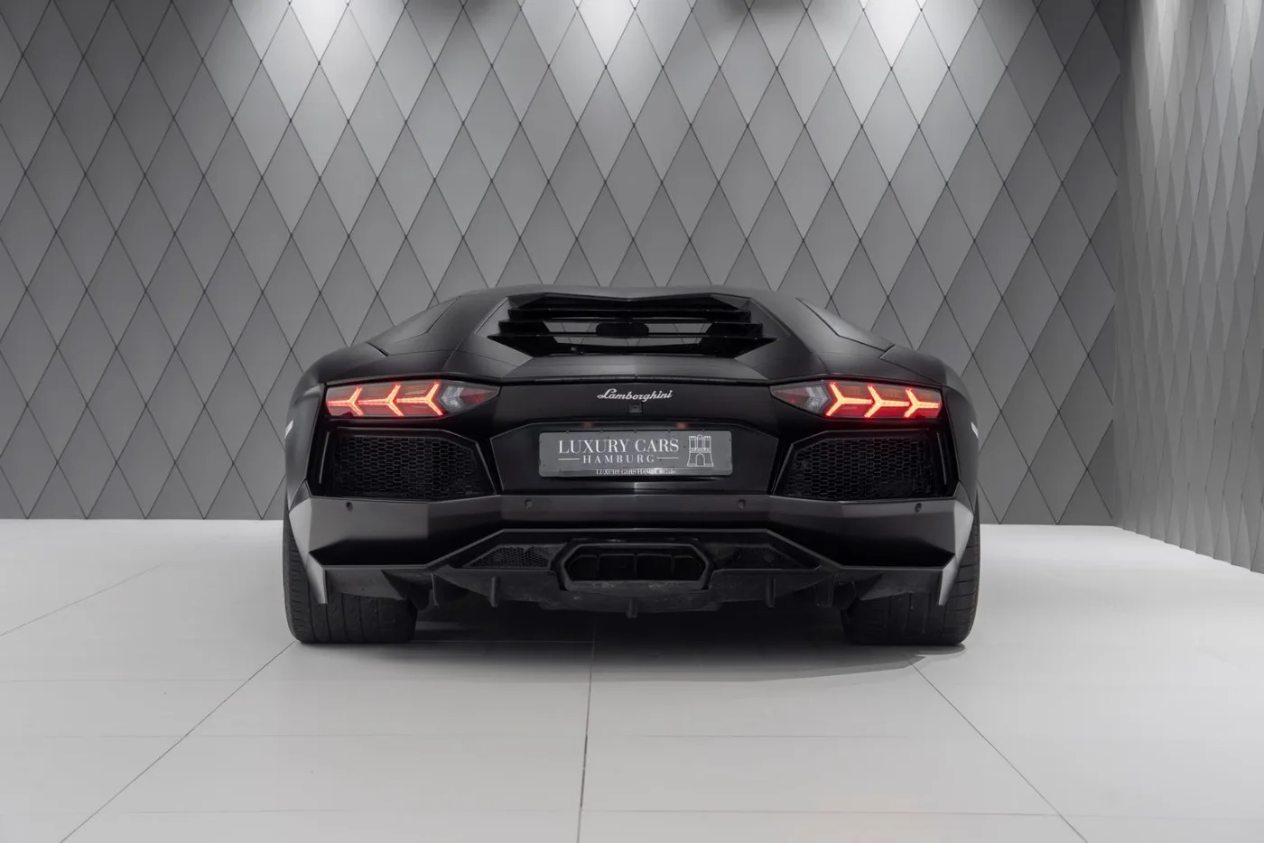 2011 Lamborghini Aventador LP 700-4 offered by a supercar dealer in Schenefeld, Germany, photo 6 of 25