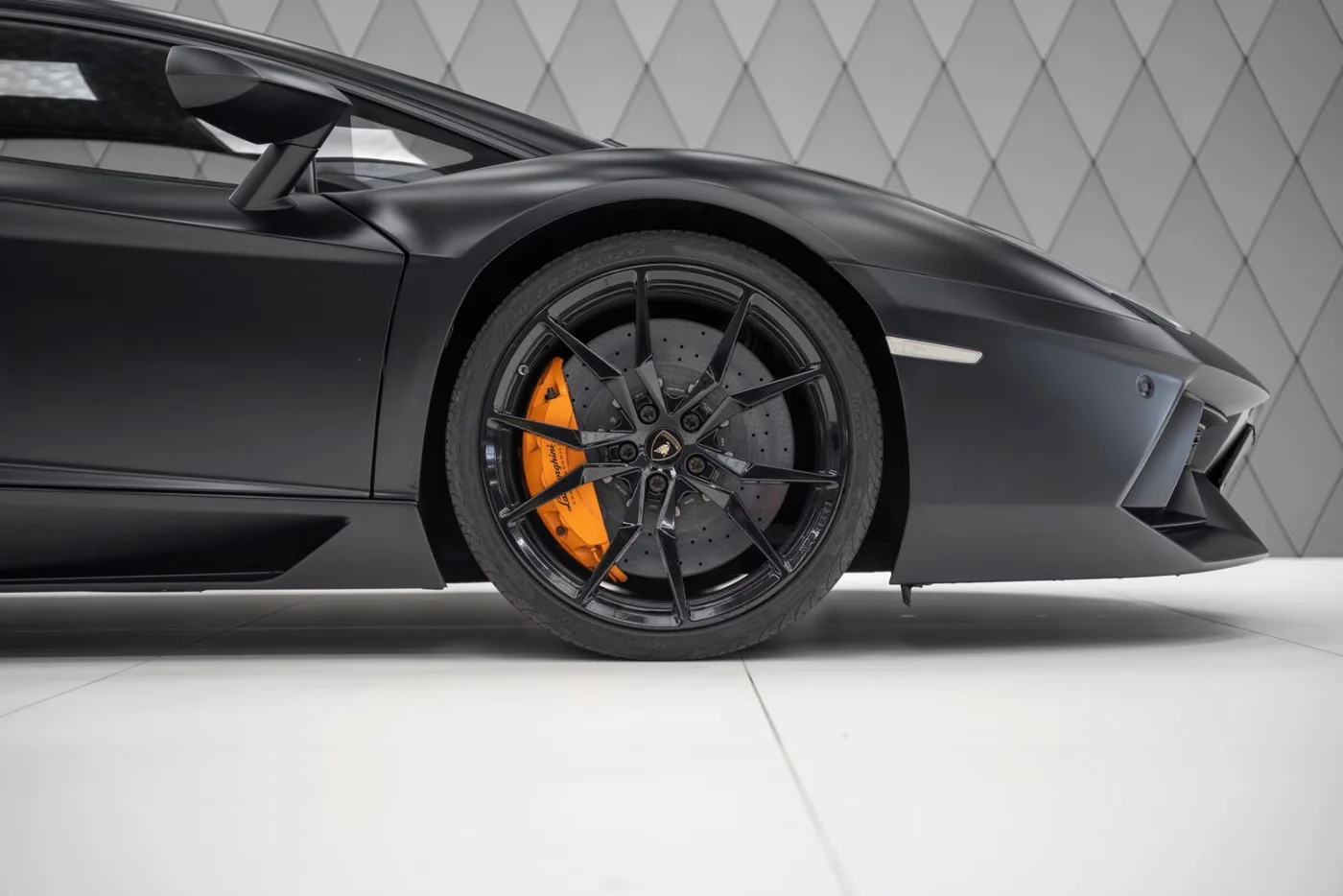 2011 Lamborghini Aventador LP 700-4 offered by a supercar dealer in Schenefeld, Germany, photo 7 of 25