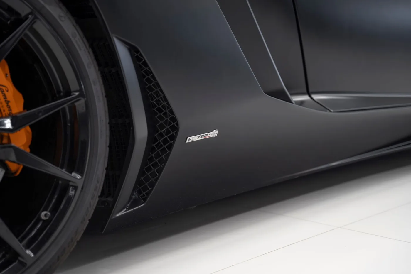 2011 Lamborghini Aventador LP 700-4 offered by a supercar dealer in Schenefeld, Germany, photo 10 of 25