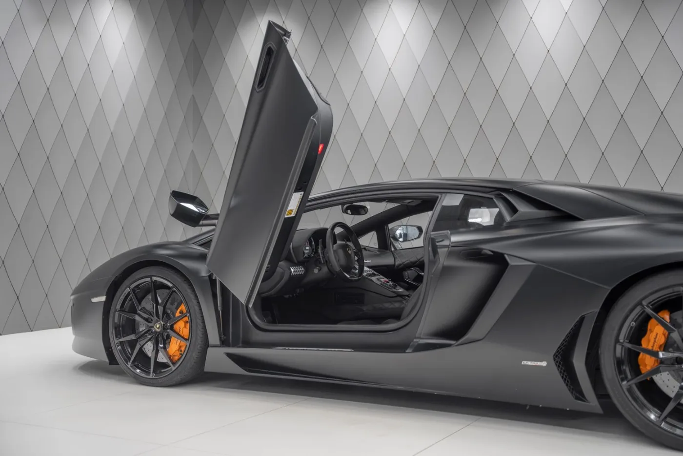 2011 Lamborghini Aventador LP 700-4 offered by a supercar dealer in Schenefeld, Germany, photo 11 of 25