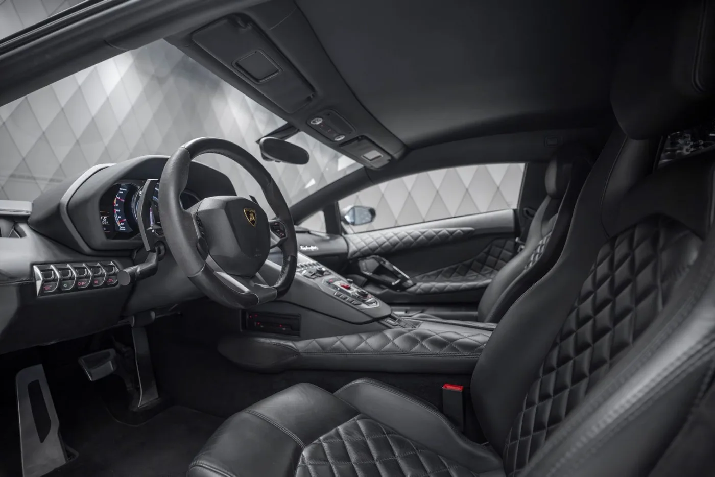2011 Lamborghini Aventador LP 700-4 offered by a supercar dealer in Schenefeld, Germany, photo 14 of 25