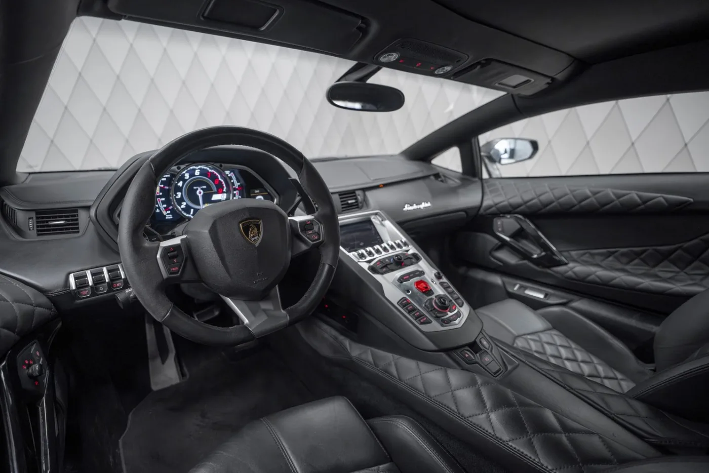 2011 Lamborghini Aventador LP 700-4 offered by a supercar dealer in Schenefeld, Germany, photo 17 of 25