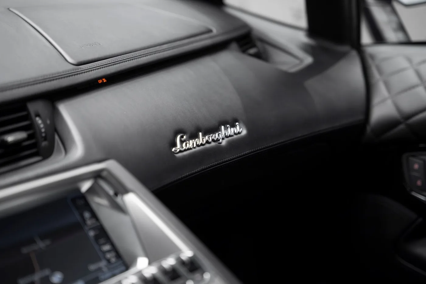 2011 Lamborghini Aventador LP 700-4 offered by a supercar dealer in Schenefeld, Germany, photo 21 of 25